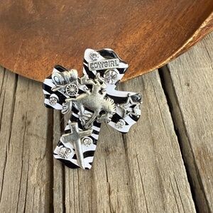 Cross stretchy ring NWOT